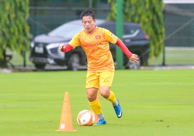 Đội tuyển nữ Việt Nam cùng vượt mưa tập luyện cho Asiad: Trần Thị Duyên ghi điểm với sự hoàn thiện