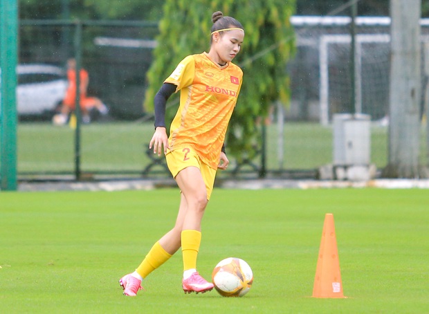 Đội tuyển nữ Việt Nam cùng vượt mưa tập luyện cho Asiad: Trần Thị Duyên ghi điểm với sự hoàn thiện