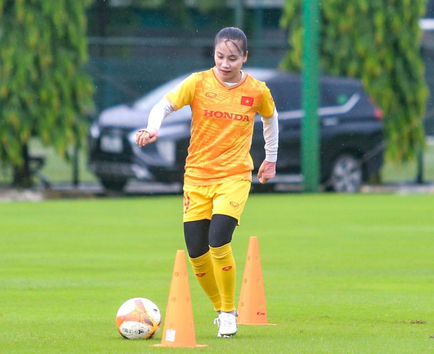 Đội tuyển nữ Việt Nam cùng vượt mưa tập luyện cho Asiad: Trần Thị Duyên ghi điểm với sự hoàn thiện