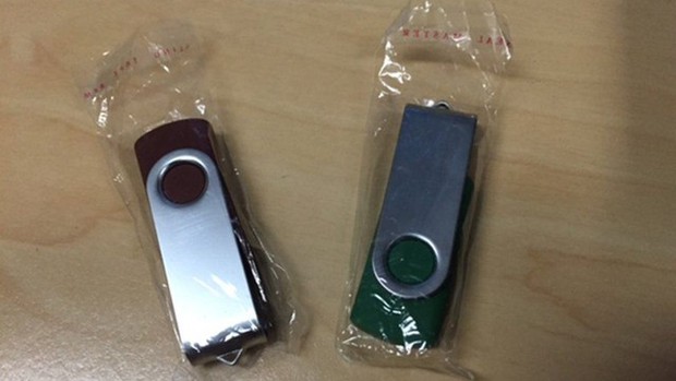 Nhặt được USB lạ đánh rơi trên đường, tò mò cắm thử vào máy tính: Thứ bên trong là điều không ai nghĩ tới - Ảnh 2. Nhặt được USB lạ đánh rơi trên đường, tò mò cắm thử vào máy tính: Thứ bên trong là điều không ai nghĩ tới - Ảnh 2.