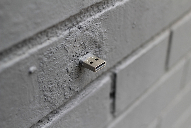 Nhặt được USB lạ đánh rơi trên đường, tò mò cắm thử vào máy tính: Thứ bên trong là điều không ai nghĩ tới - Ảnh 1. Nhặt được USB lạ đánh rơi trên đường, tò mò cắm thử vào máy tính: Thứ bên trong là điều không ai nghĩ tới - Ảnh 1.