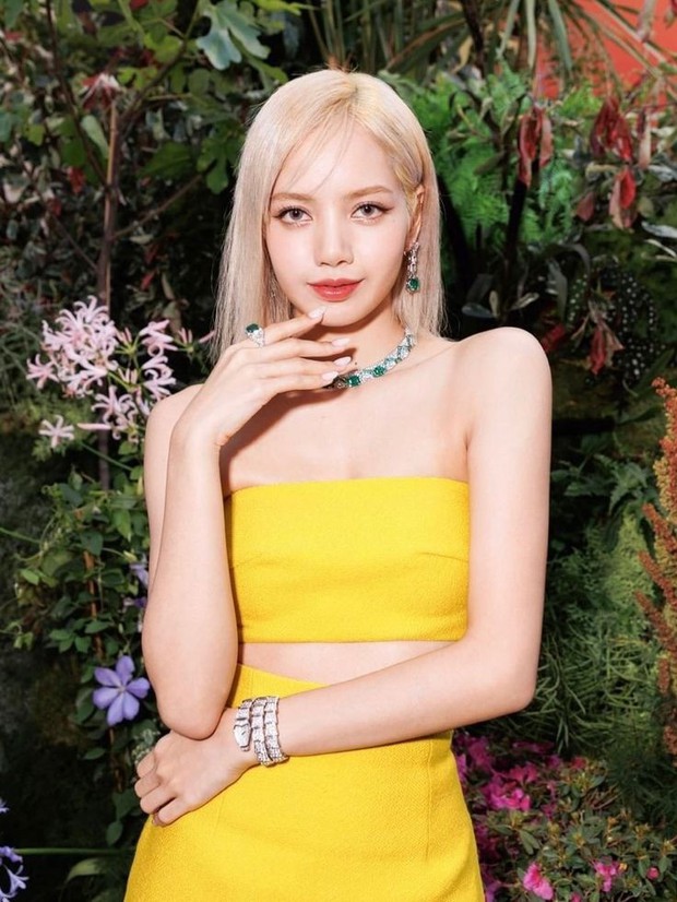 Lisa (BLACKPINK) tự tin khoe dáng bên con trai tỷ phú Pháp trong bộ bikini