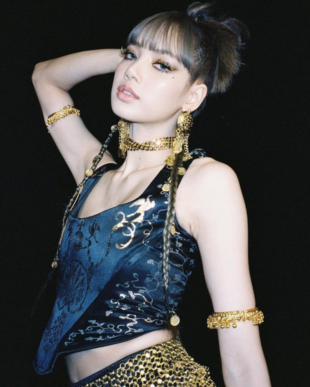 Lisa (BLACKPINK) tự tin khoe dáng bên con trai tỷ phú Pháp trong bộ bikini