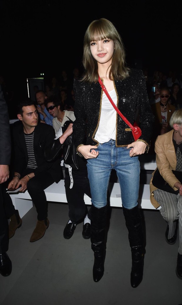 Lisa (BLACKPINK) tự tin khoe dáng bên con trai tỷ phú Pháp trong bộ bikini