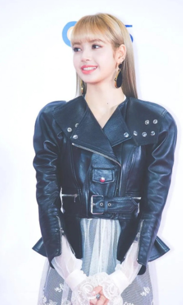 Lisa (BLACKPINK) tự tin khoe dáng bên con trai tỷ phú Pháp trong bộ bikini