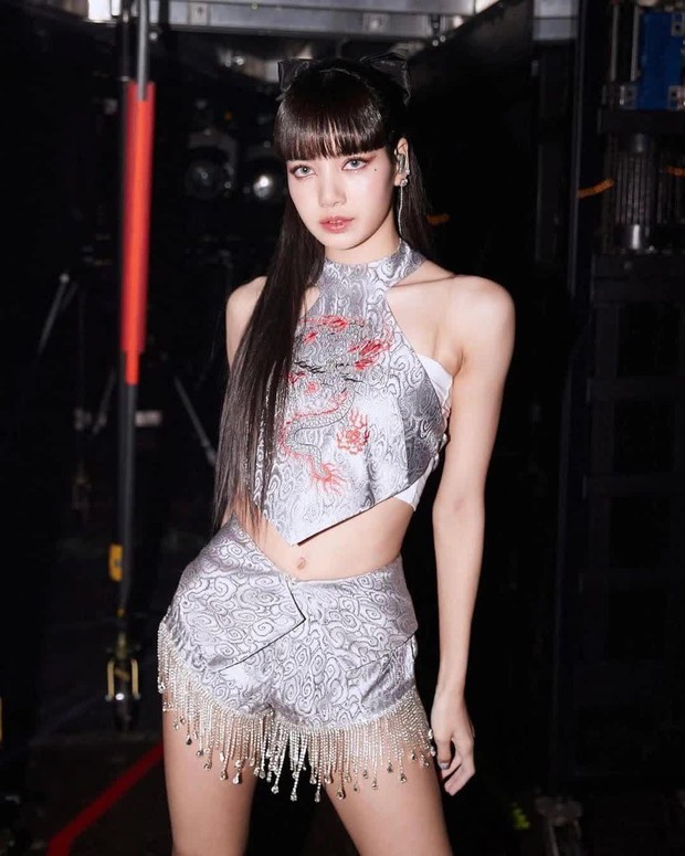 Lisa (BLACKPINK) tự tin khoe dáng bên con trai tỷ phú Pháp trong bộ bikini