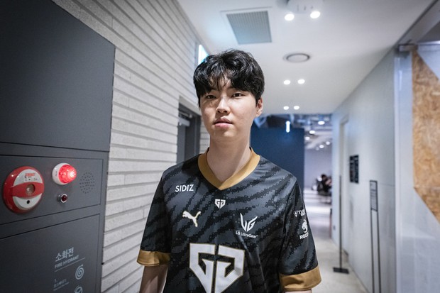 Chovy thể hiện đẳng cấp, vượt mặt Faker để đánh bại T1