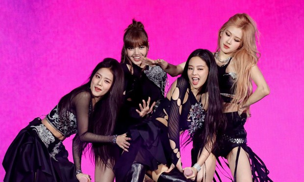 Lisa (BLACKPINK) tự tin khoe dáng bên con trai tỷ phú Pháp trong bộ bikini