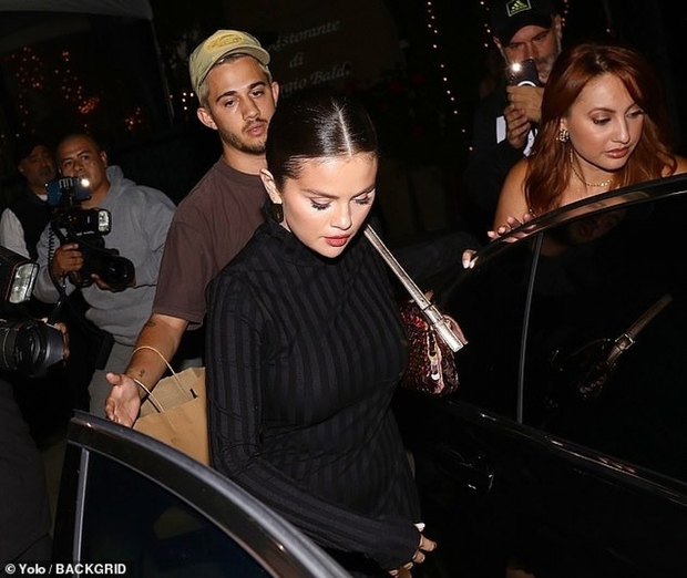 Selena Gomez hẹn hò cùng bạn thân hiến thận - Bí quyết đậu trường hợp nhận giải phương Tây