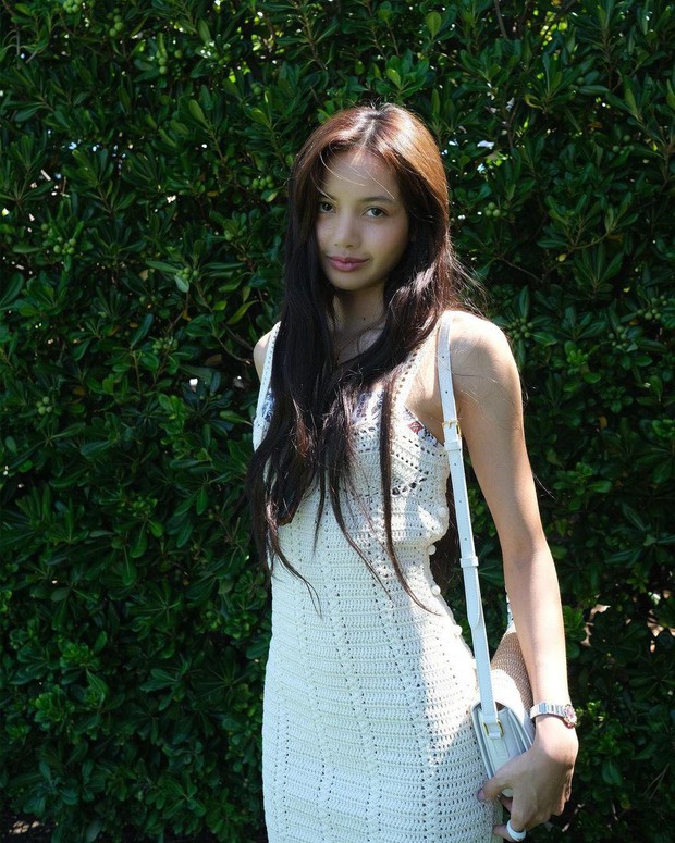 Lisa (BLACKPINK) tự tin khoe dáng bên con trai tỷ phú Pháp trong bộ bikini