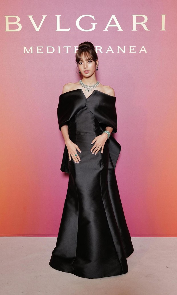 Lisa (BLACKPINK) tự tin khoe dáng bên con trai tỷ phú Pháp trong bộ bikini