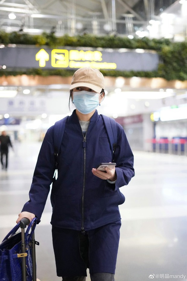 Triệu Vy xuất hiện quyến rũ tại sân bay sau cơn bão giết chóc, fan lo ngại vì một đặc điểm đáng lo?