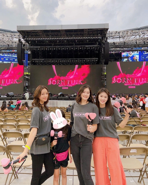 Bà xã Á hậu của Kwon Sang Woo có mặt tại concert BLACKPINK ở Mỹ, nhưng điều gây chú ý nhất là con gái 8 tuổi
