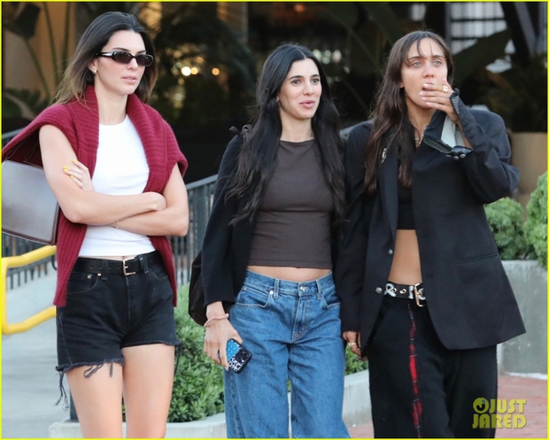 Kendall Jenner tạo dáng cuồng nhiệt đi shopping cùng nhóm bạn