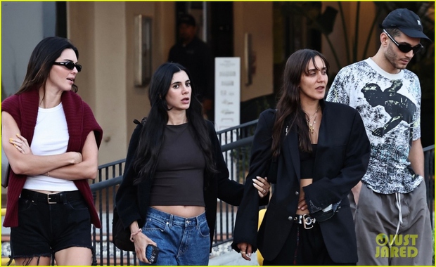 Kendall Jenner tạo dáng cuồng nhiệt đi shopping cùng nhóm bạn