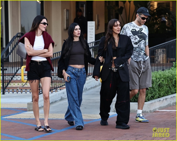 Kendall Jenner tạo dáng cuồng nhiệt đi shopping cùng nhóm bạn