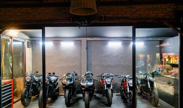 Johnny Trí Nguyễn U50: Từ ngôi nhà lá đến cuộc sống trọn vẹn bên bạn gái, không hề kết hôn lấy con