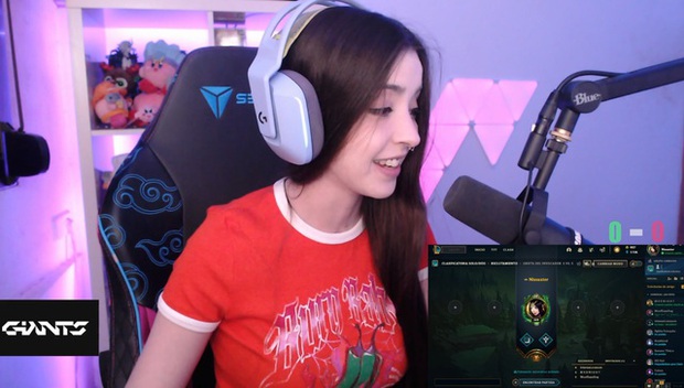 Nữ streamer LMHT bật mí hành động bất ngờ khi bị chính đồng đội ức hiếp trên sóng livestream