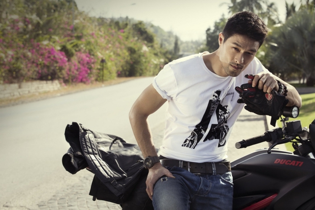 Johnny Trí Nguyễn U50: Từ ngôi nhà lá đến cuộc sống trọn vẹn bên bạn gái, không hề kết hôn lấy con