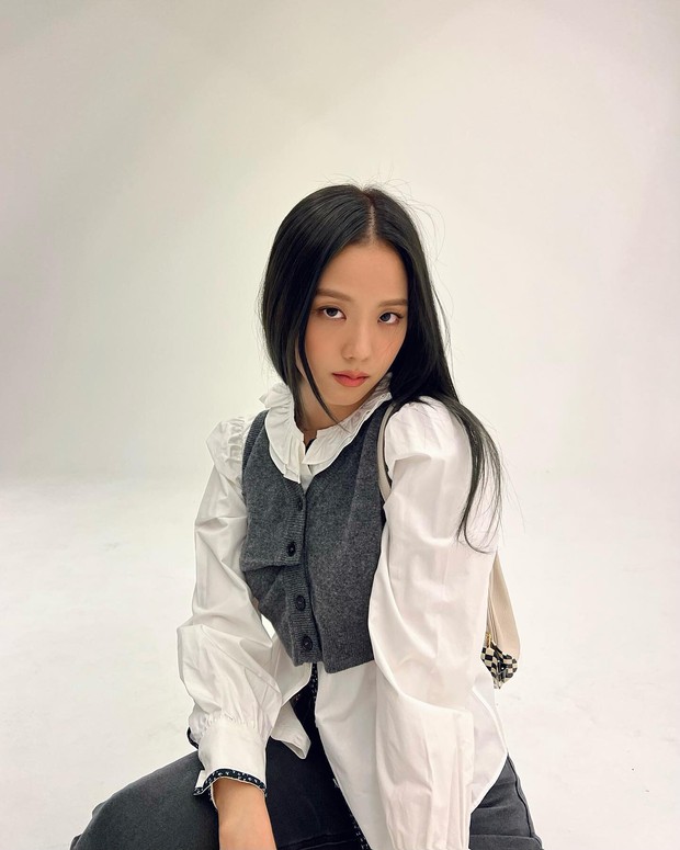 211030-jisoo-instagram-update-documents-1-1692260746338152992474.jpeg