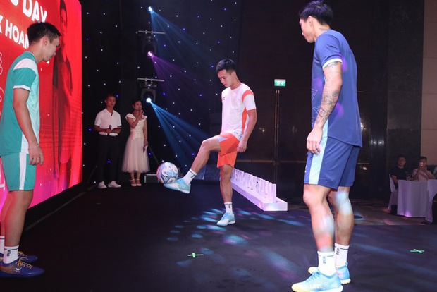 Đoàn Văn Hậu và Hoàng Đức gây sốt sàn catwalk với thời trang đỉnh cao