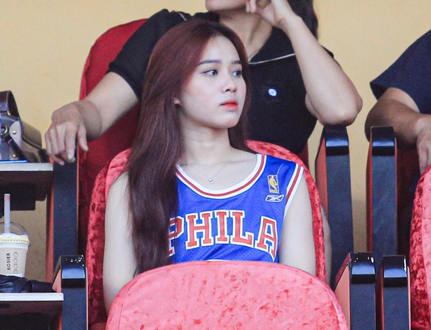 Bạn gái nổi tiếng TikToker đến sân với phong cách 'hot' cổ vũ tiền đạo ĐT Việt Nam, khẳng định tình yêu đôi