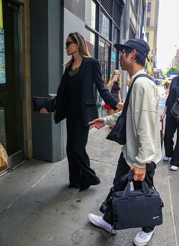 Pax Thien's attention-grabbing reaction when he almost hit his face on the car door while traveling with his mother Angelina Jolie - Photo 3.