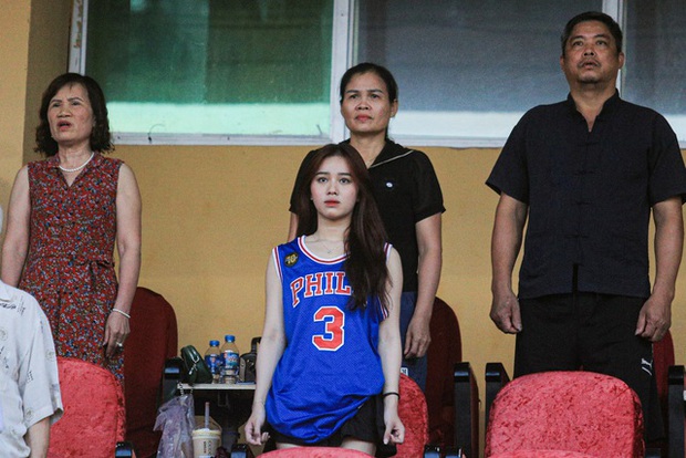 Bạn gái nổi tiếng TikToker đến sân với phong cách 'hot' cổ vũ tiền đạo ĐT Việt Nam, khẳng định tình yêu đôi