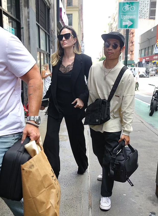 Pax Thien's attention-grabbing reaction when he almost hit his face on the car door while traveling with his mother Angelina Jolie - Photo 2.