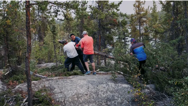 Cháy rừng ở Canada: Toàn bộ 20.000 cư dân thành phố Yellowknife sơ tán - Ảnh 3.