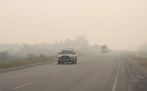 Cháy rừng ở Canada: Toàn bộ 20.000 cư dân thành phố Yellowknife sơ tán - Ảnh 1.