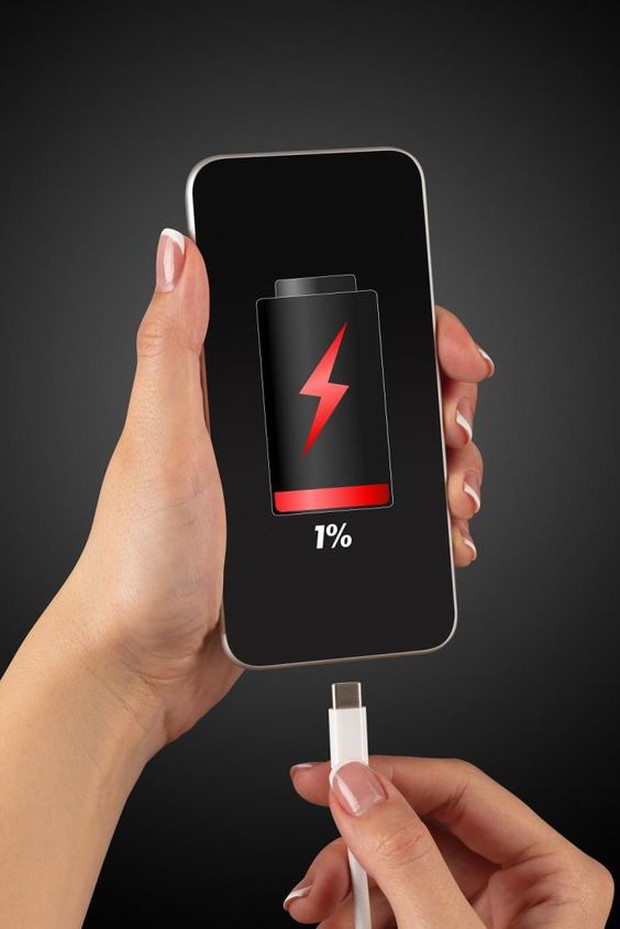 Vì sao không nên sạc điện thoại khi ngủ, nguy hiểm đến mức Apple lẫn chuyên gia phòng cháy đều lên tiếng cảnh báo - Ảnh 2.