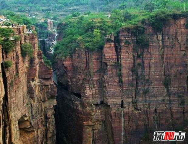 Ngôi làng tách biệt với thế giới, người dân từng phải đục đường xuyên núi, giờ thành địa điểm du lịch doanh thu triệu USD - Ảnh 1.