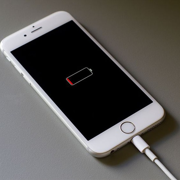 Vì sao không nên sạc điện thoại khi ngủ, nguy hiểm đến mức Apple lẫn chuyên gia phòng cháy đều lên tiếng cảnh báo - Ảnh 1. Vì sao không nên sạc điện thoại khi ngủ, nguy hiểm đến mức Apple lẫn chuyên gia phòng cháy đều lên tiếng cảnh báo - Ảnh 1.