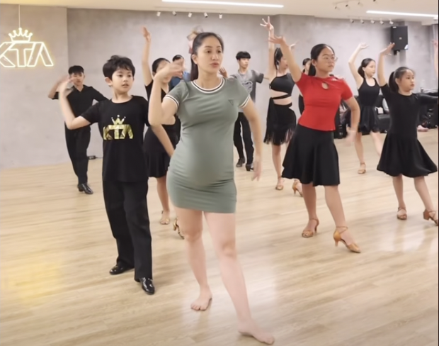 Khánh Thi vui mừng trước món quà bất ngờ từ chồng Phan Hiển, mang đến từ châu Âu