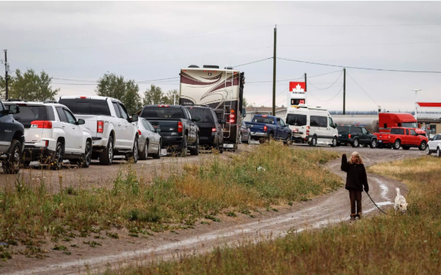 Cư dân khẩn cấp sơ tán khỏi thành phố Yellowknife (Canada) khi cháy rừng đến gần - Ảnh 1.