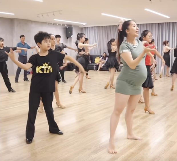 Khánh Thi vui mừng trước món quà bất ngờ từ chồng Phan Hiển, mang đến từ châu Âu