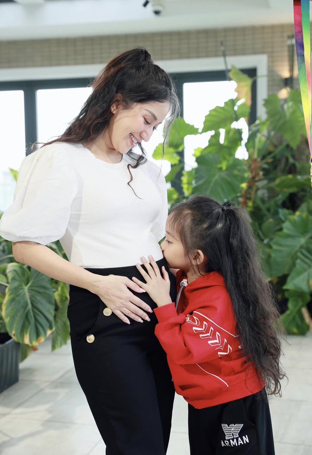 Khánh Thi vui mừng trước món quà bất ngờ từ chồng Phan Hiển, mang đến từ châu Âu