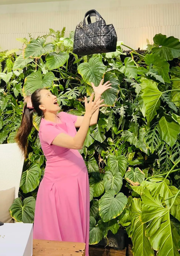 Khánh Thi vui mừng trước món quà bất ngờ từ chồng Phan Hiển, mang đến từ châu Âu