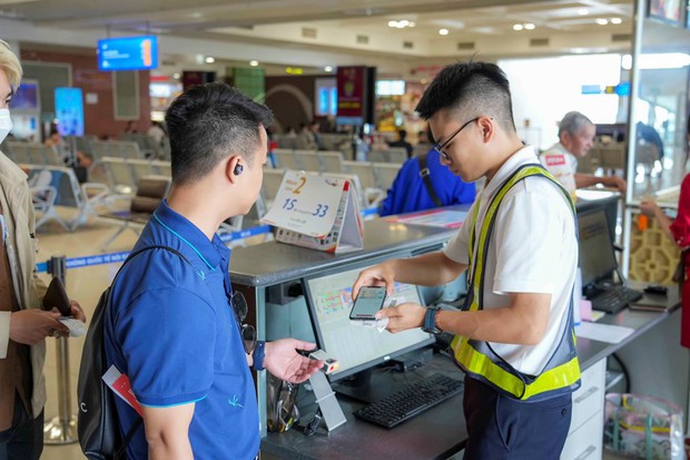 Nhiều hành khách sử dụng VNeID làm thủ tục đi máy bay trong ngày đầu triển khai - Ảnh 7. Nhiều hành khách sử dụng VNeID làm thủ tục đi máy bay trong ngày đầu triển khai - Ảnh 7.