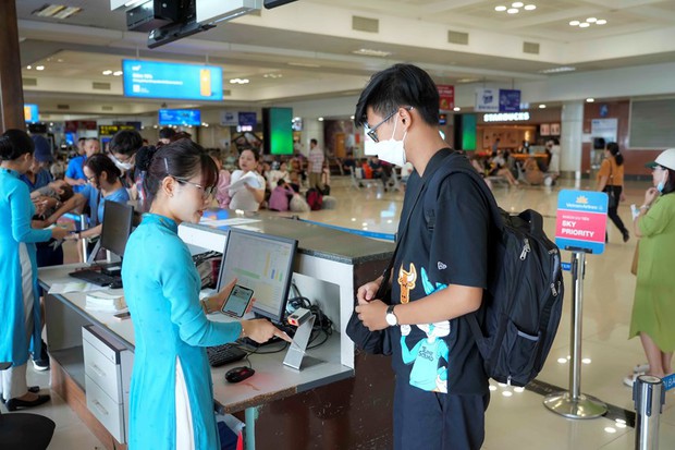 Nhiều hành khách sử dụng VNeID làm thủ tục đi máy bay trong ngày đầu triển khai - Ảnh 3. Nhiều hành khách sử dụng VNeID làm thủ tục đi máy bay trong ngày đầu triển khai - Ảnh 3.