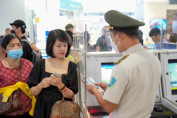 Nhiều hành khách sử dụng VNeID làm thủ tục đi máy bay trong ngày đầu triển khai - Ảnh 2. Nhiều hành khách sử dụng VNeID làm thủ tục đi máy bay trong ngày đầu triển khai - Ảnh 2.