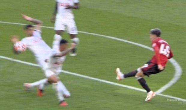 MU phản đòn: Tổn thất phạt đền khiến trọng tài bị đá xoáy