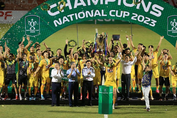 Bùi Tiến Dũng gây sốc khi trượt penalty, CLB Thanh Hoá tạo nên lịch sử với danh hiệu Cup quốc gia