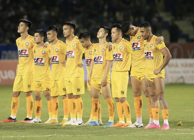 Bùi Tiến Dũng gây sốc khi trượt penalty, CLB Thanh Hoá tạo nên lịch sử với danh hiệu Cup quốc gia
