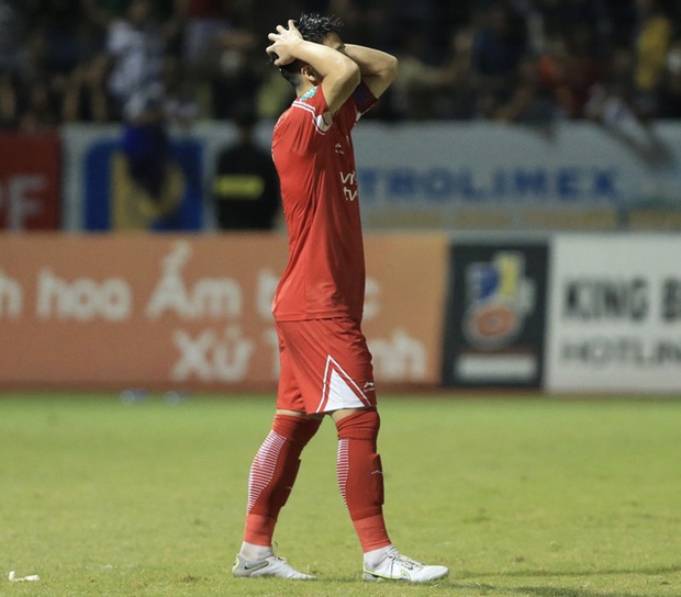 Bùi Tiến Dũng gây sốc khi trượt penalty, CLB Thanh Hoá tạo nên lịch sử với danh hiệu Cup quốc gia