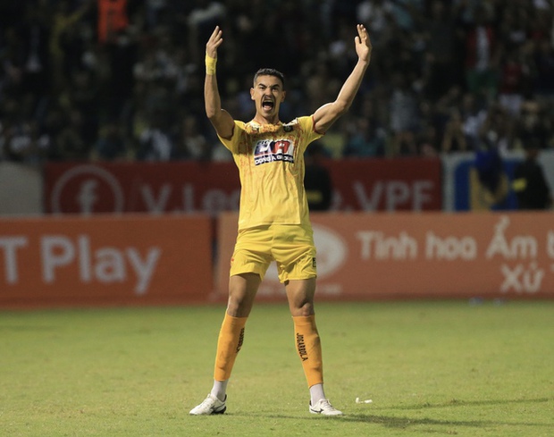 Bùi Tiến Dũng gây sốc khi trượt penalty, CLB Thanh Hoá tạo nên lịch sử với danh hiệu Cup quốc gia
