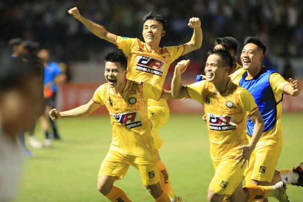 Bùi Tiến Dũng gây sốc khi trượt penalty, CLB Thanh Hoá tạo nên lịch sử với danh hiệu Cup quốc gia