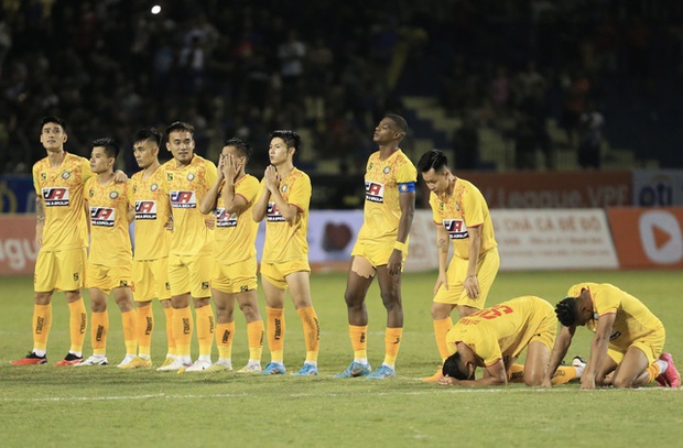 Bùi Tiến Dũng gây sốc khi trượt penalty, CLB Thanh Hoá tạo nên lịch sử với danh hiệu Cup quốc gia