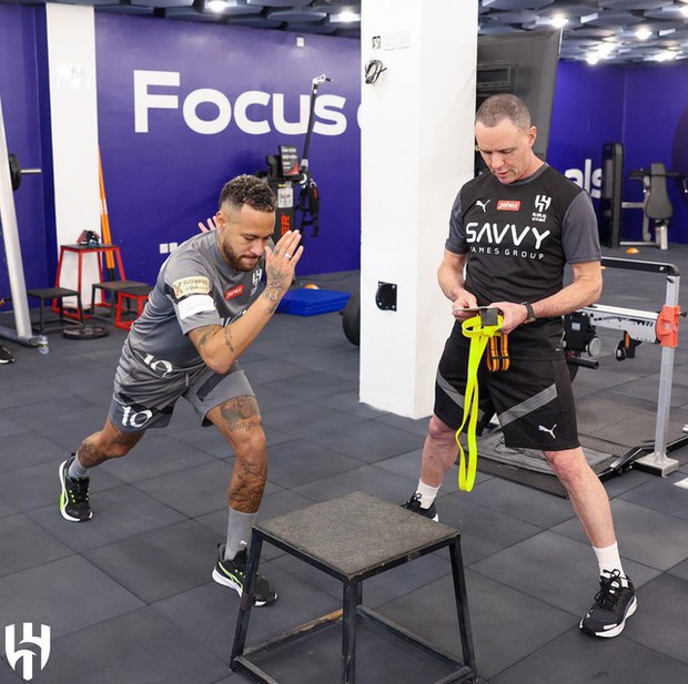 Neymar gây ấn tượng đỉnh cao trước 60000 người hâm mộ tại Al Hilal nhưng bị chấn thương và không thể thi đấu